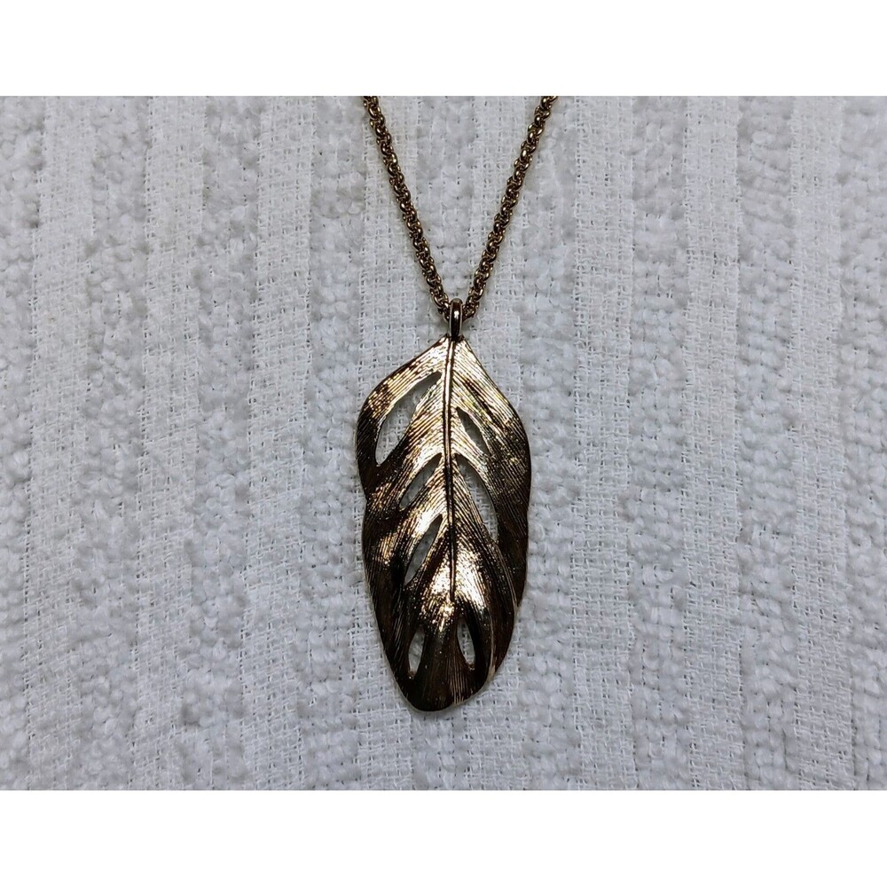 Banana Republic Boho Goldtone Feather Pendant Necklace 28-30 inch Rolo Chain